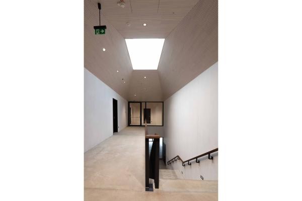 Der Treppenabgang Ost im neuen Haus der Jugend in Heidelberg. (Foto: Leone Schuch, Hochbauamt Heidelberg) Der Treppenabgang Ost im neuen Haus der Jugend in Heidelberg.