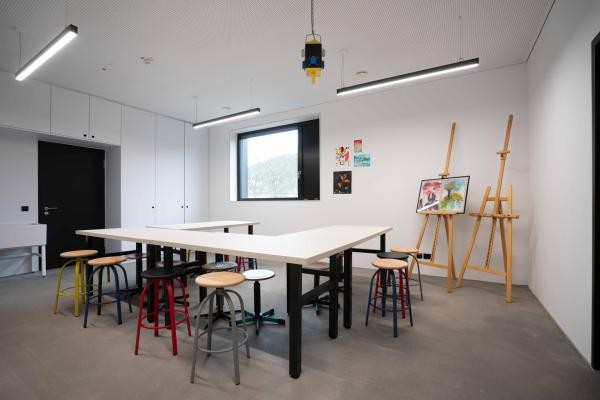 Ein Werk- und Kunstraum im Obergeschoss des neuen Hauses der Jugend in Heidelberg. (Foto: Leone Schuch, Hochbauamt Heidelberg) Ein Werk- und Kunstraum im Obergeschoss des neuen Hauses der Jugend in Heidelberg.