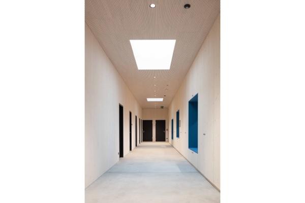 Eine Mischkonstruktion aus Holz und Beton mit zahlreichen Dachluken: Das neue Haus der Jugend in Heidelberg. (Foto: Leone Schuch, Hochbauamt Heidelberg) Eine Mischkonstruktion aus Holz und Beton mit zahlreichen Dachluken: Das neue Haus der Jugend in Heidelberg.