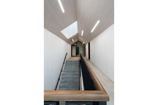 Eine spannende Abfolge verschiedener Deckenausformungen im neuen Haus der Jugend in Heidelberg. (Foto: Leone Schuch, Hochbauamt Heidelberg) Eine spannende Abfolge verschiedener Deckenausformungen im neuen Haus der Jugend in Heidelberg.