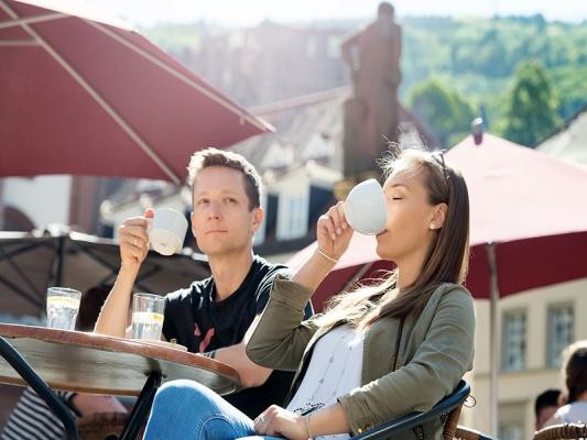 Pärchen im Café auf dem Marktplatz mit Blick aufs Schloss (Foto: Schwerdt/ Heidelberg Marketing) Pärchen im Café auf dem Marktplatz mit Blick aufs Schloss