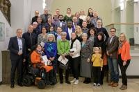 Oberbürgermeister Eckart Würzner (vorne links) ehrte am 23. November 2023 engagierte Personen und Gruppen mit der Ehrenamtsmedaille der Stadt Heidelberg.  1. Reihe von links: Sabine Wonka, Christel Apfel, Elke Biebricher-Maus, Nicole Seppich, Sigrid Kirsch, Nicole Lill, Kai und Brigitta Albrecht. 2. Reihe von links: Thomas Klauditz, Jürgen Brose, Heide Müller, Anna-Lisa Kaltenbach und Dominic Egger (beide Radentscheid Heidelberg), Adeyemi Samuel Jaiyeola, Yuliia Kolmaz, Wendelin Kiefer (alle drei Begegnungsstätte für Geflüchtete aus der Ukraine), Remziye Gerdon, Dr. Christopher Klatt. 3. Reihe von links: Manfred Helfert, Angela Jäger, Herbert Pfeiffer, Furqan Basharat (Ahmadiyya Muslim Jamaat Jugend Heidelberg), Harry Mohr, Shooresh Fezoni, Klaus Fiederling.  4. Reihe von links: Dirk Rulffes (Neckarorte e.V.), Hans-Peter Droste, Vincent Enders, Kira Streich, Wolfgang Hassis, Mariia Zaporozhets, Xenia Nehovora (alle vier Rettungsaktion Heidelberg e.V.). Gruppenfoto nach der VErleihung.