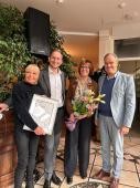 Iris Schiller aus dem Amt für Wirtschaftsförderung und Wissenschaft (v.l.), Julian Kübel, Martina Schafheutle-Kübel und Oberbürgermeister Eckart Würzner. (Foto: Stadt Heidelberg) Gruppenbild von Iris Schiller aus dem Amt für Wirtschaftsförderung und Wissenschaft (v.l.), Julian Kübel, Martina Schafheutle-Kübel und Oberbürgermeister Eckart Würzner.