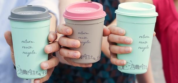 Drei Mehrweg-Kaffeebecher der Marke ReCup mit bunten Deckeln (Foto: Stadt Heidelberg) Drei Mehrweg-Kaffeebecher der Marke ReCup mit bunten Deckeln