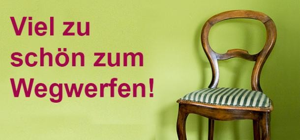 Stuhl vor grünem Hintergrund: "Viel zu schön zum Wegwerfen" (Foto: Mechthild Stein) Stuhl vor grünem Hintergrund: "Viel zu schön zum Wegwerfen".