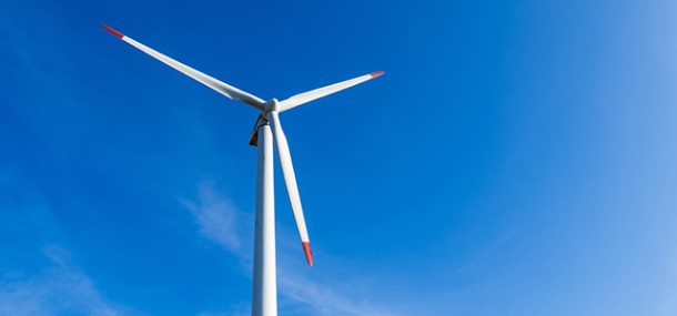 Die Projektgemeinschaft für den Windpark Lammerskopf (Foto: Shutterstock) Windrad vor blauem Himmel
