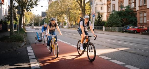 Radstrategie 2030 (Foto: Florian Freundt) Drei Radfahrende auf einem Fahrradweg in Neuenheim