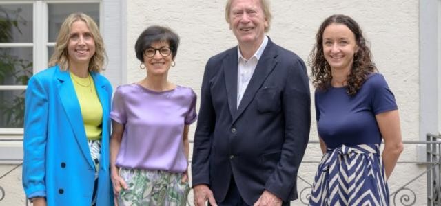 vier Menschen, die posieren