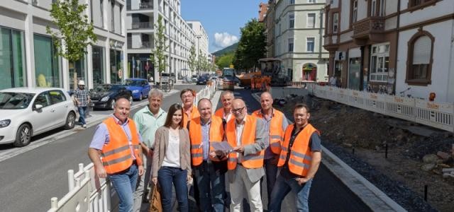 Erster Bürgermeister Bernd Stadel (Mitte) besuchte die Baustelle in der Bahnhofstraße. Die Bauarbeiten kommen schneller voran als geplant, voraussichtlich bis Ende September wird alles fertig sein, kündigte Jürgen Weber (3.v.r.), Leiter des Tiefbauamtes, an. (Foto: Philipp Rothe)