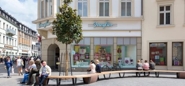 Die neue geschwungene Bank am Zeitungsleser ist immer gut besetzt. (Foto: Buck)