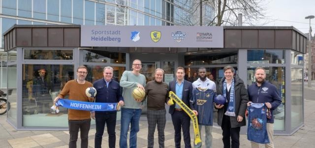 Mitwirkende des Projekts und der Oberbürgermeister vor dem Sportpavillon