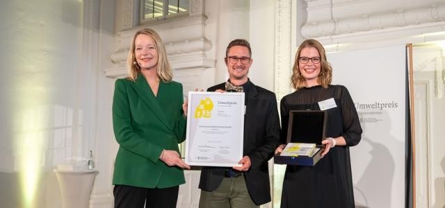 Man sieht 3 Personen bei der Preisübergabe, links die Umweltministerin Thekla Walker, mittig den Gewinner Julian Senn und rechts die Gewinnerin Stella Unger.