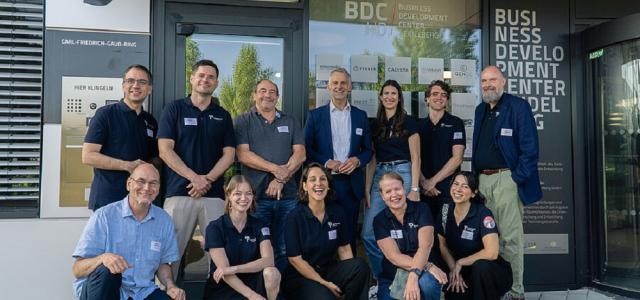 Gruppenfoto von zwölf Personen vor einem Gebäude.