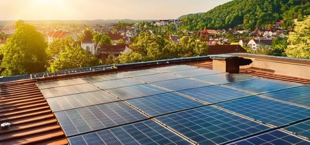 Man sieht eine Photovoltaikanlage, die auf einem Dach installiert ist.