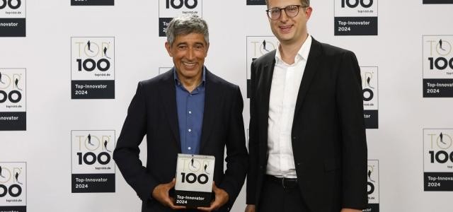 Ranga Yogeshwar übergibt einen Preis an Andreas Zühlcke von ProMinent.