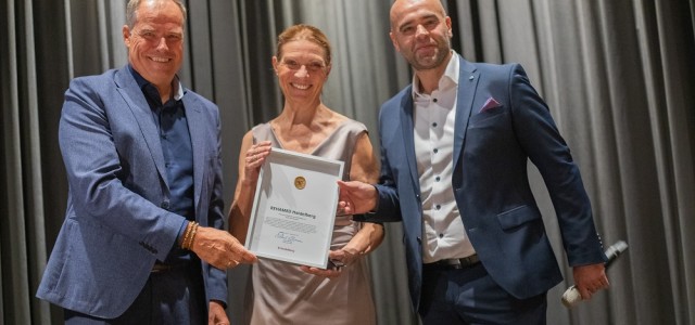 Oberbürgermeister Eckart Würzner mit Susanne Jung-Fromm und Karlos Yacoub.