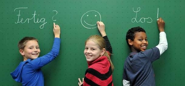 Kinder an der Tafel (Foto: Peter Dorn) Kinder an der Tafel