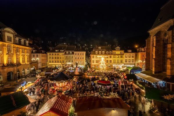 Der Weihnachtsmarkt lockt jedes Jahr viele Besucherinnen und Besucher in die Altstadt. (Foto: Buck) Der Heidelberger Weihnachtsmarkt.