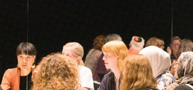 Frauen an einem Tisch bei der Frauenkonferenz.