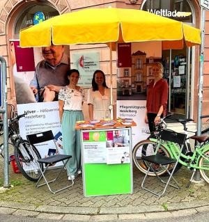 Infostand des Pflegestützpunkts am 10. Juli 2024 in Neuenheim (Foto: Stadt Heidelberg) Infostand mit drei Mitarbeiterinnen des Amts für Soziales und Senioren