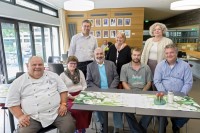 Im HeidelBERG-Café im Bürgerhaus Emmertsgrund tauschte sich Bürgermeister Wolfgang Erichson (4.v.l.) mit Teilnehmenden und Verantwortlichen unterschiedlicher Beschäftigungsprojekte des „Verein zur beruflichen Integration und Qualifizierung e. V.“ (VbI) aus. (Foto: Rothe) Im HeidelBERG-Café im Bürgerhaus Emmertsgrund tauschte sich Bürgermeister Wolfgang Erichson (4.v.l.) mit Teilnehmenden und Verantwortlichen unterschiedlicher Beschäftigungsprojekte des „Verein zur beruflichen Integration und Qualifizierung e. V.“ (VbI) aus. (Foto: Rothe)