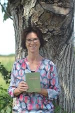 Gabi Heiler. Foto:privat Autorin Gabi Heiler mit ihrem Gedichtband "Auf das Leben!"