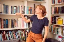 Miriam tag. Foto: privat Autorin Miriam Tag vor ihrem Bücherregal.