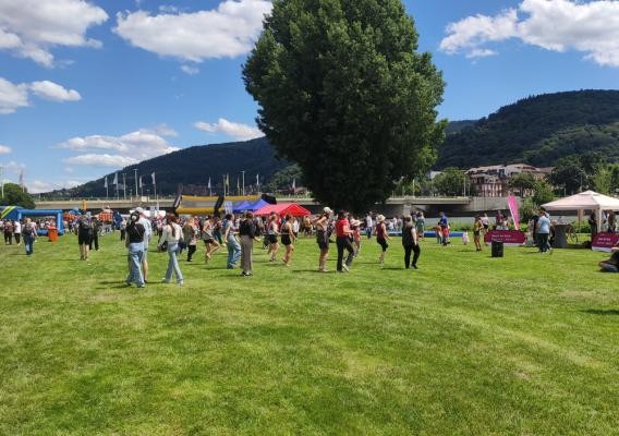 „Sport im Park“- Zumba beim Schaufenster des Sports (Foto: by Stadt Heidelberg) Menschen beim Zumba beim Schaufenster des Sports