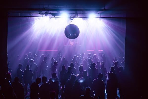 Beim „Festival der Jugendkultur“ am 13. Juli 2024 im Karlstorbahnhof in der Südstadt können junge Menschen Heidelberger Jugendkultur in allen Facetten entdecken und gemeinsam feiern. (Foto: Joe Pohl) Menschentraube beim Feiern