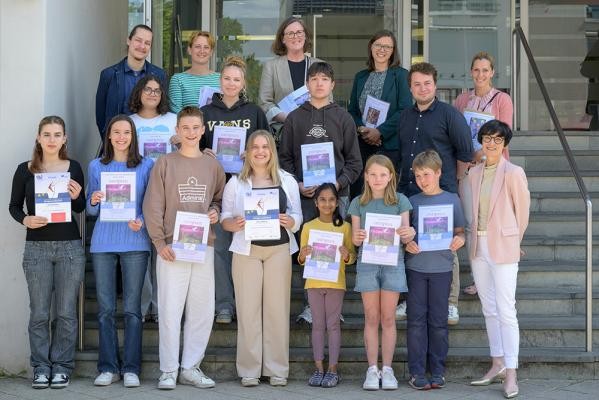 Strahlende Gesichter bei den Preisträgerinnen und Preisträgern des Europäischen Wettbewerbs. Bürgermeisterin Stefanie Jansen (r.) übereichte die Preise im Beisein von Vertreterinnen und Vertretern des Europa-Zentrums Baden-Württemberg und der Landeszentrale für politische Bildung. (Foto: Philipp Rothe) Gruppenfoto mit den Gewinnerinnen und Gewinnern