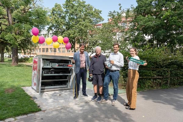 Erster Bürgermeister Jürgen Odszuck (links) bei der offiziellen Inbetriebnahme der neuen Sportbox in der Schwanenteichanlage im Stadtteil Bergheim, daneben (v.l.n.r.): Michael Rochlitz, Stadtrat und stellvertretender Vorsitzender Sportkreis Heidelberg, Peter Hoffmann, stellvertretender Leiter des Amts für Stadtentwickelung und Statistik, und Lisa Meyer, Projektbüro Mittendrinnenstadt. (Foto: Christian Buck) erster Bürgermeister vor der Box mit Sportgeräten