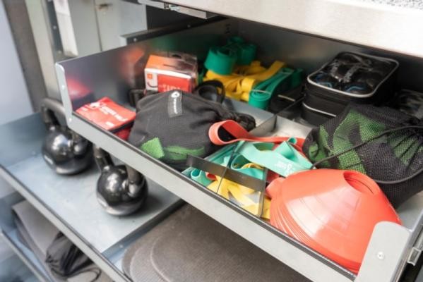 Die Sportbox hält kostenlos Sport- und Spielgeräte bereit wie Yogamatten, Kettlebells, Medzinbälle oder Boulekugeln. Auch eine Musikbox ist dabei. (Foto: Christian Buck) Box mit Sportgeräten