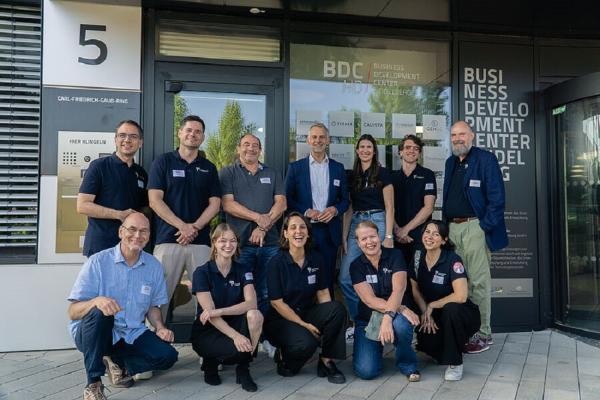 Das Team des Technologieparks vor dem BDC. (Foto: Technologiepark Heidelberg) Gruppenfoto von zwölf Personen vor einem Gebäude.