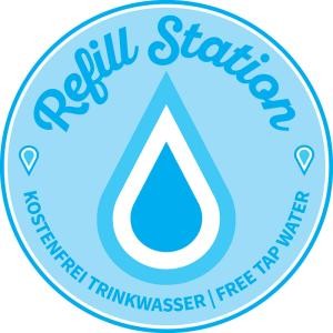 Leicht zu finden sind die Refill-Stationen durch den blauen Aufkleber an Tür oder Fenster. (Grafik: Refill Deutschland) Blauer Wassertropfen auf blauem Logo steht für die Refill-Stationen