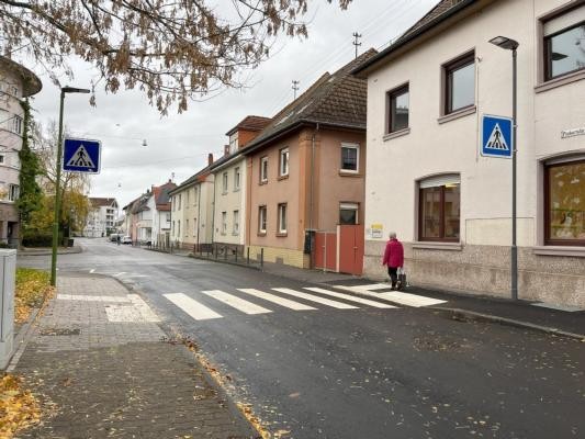 Die Stadt Heidelberg hat in der Pleikartsförster Straße einen neuen, barrierefreien Fußgängerüberweg eingerichtet. Die Maßnahme umfasst Blindenleitsystem, abgesenkte Bordsteine und eine erneuerte Fahrbahndecke. (Foto: Stadt Heidelberg) Blick auf den Zebrastreifen