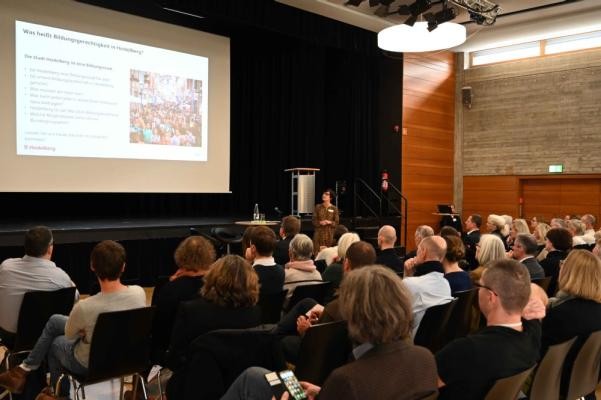 Gleiche Bildungschancen für alle: Wie das erreicht werden kann, diskutierten Mitglieder des Bildungsbeirats am 20. November im Bürgerhaus Emmertsgrund. (Foto: Stadt Heidelberg) Blick auf eine Präsentation im Bildungsbeirat.