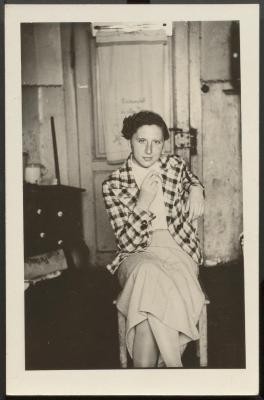 Bild aus der Ausstellung „gefährdet leben – Queere Menschen 1933-1945“ (Foto: LWV-Archiv, K 12, Nr. 1824, Gedenkstätte Hadamar) Schwarzweiß-Portrait einer queeren Frau, die auf einem Stuhl sitzt.