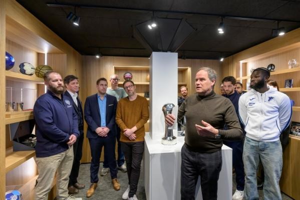 Oberbürgermeister Eckart Würzner lobte die Zusammenarbeit der Sportvereine, des Olympiastützpunktes und der beteiligten städtischen Ämter bei dem gemeinsamen Projekt. Oberbürgermeister Eckart Würzner bei seiner Rede im neuen Sportpavillon