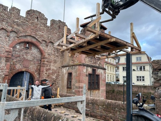 Die knapp 14 Tonnen schwere Behelfsbrücke sorgte während der Brückensperrung dafür, dass Veranstaltungen im Burghof weiterhin stattfinden konnten. Nun wurde sie abgebaut. Ihre Bestandteile werden von Stadtteilverein und Stadt für andere Zwecke genutzt. Die Behelfsbrücke in Handschuhsheim bei den Bauarbeiten