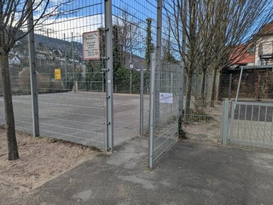 Der Bolzplatz am Kuchenblech in Ziegelhausen muss wegen einer Mauersanierung vorübergehend gesperrt werden. Bolzplatz von außen