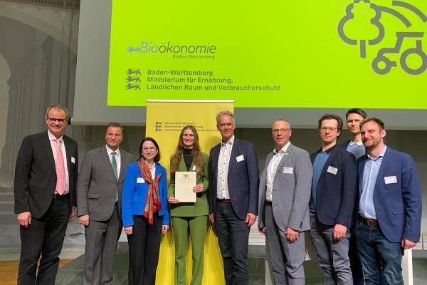 V.l.: Dr. Martin Wiens (Essity GmbH), Minister Peter Hauk, Christiane Ram (WiFö Mannheim/GIC-Vorsitzende), Anna Schmidt (WiFö Mannheim/GIC-Geschäftsführerin), Wolfgang Kraus (Südzucker, GIC-Vorstandsmitglied, Jan Kotulla (WiFö Heidelberg/GIC-Projektmanagement), Raphael Heck (KIT), Andreas Rudi (KIT), Markus Götz (Frenvi/GIC-Mitglied). Man sieht 8 Personen in einer Reihe, Mitglieder des Clusters.