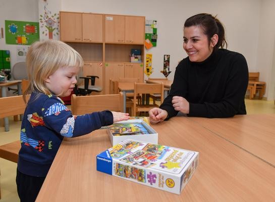 Herausfordernde Zeiten trotz hoher Versorgungsquoten: In Heidelberg gibt es ausreichend Betreuungsplätze für Kinder, aber auch hier fehlen wie in anderen Städten und Gemeinden Fachkräfte. (Foto: Peter Dorn) Ein kleines Kind und eune junge Frau sitzen an einem Tisch und puzzeln.