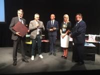 Bürgermeister Dr. Joachim Gerner bei der gemeinsamen Übergabe mit Gabriele Santarelli, Bürgermeister von Fabriano, an die städtischen Vertreter von Kraukau und Kattowitz. (Foto: Stadt Heidelberg) Bürgermeister Dr. Joachim Gerner bei der gemeinsamen Übergabe mit Gabriele Santarelli, Bürgermeister von Fabriano, an die städtischen Vertreter von Kraukau und Kattowitz. (Foto: Stadt Heidelberg)