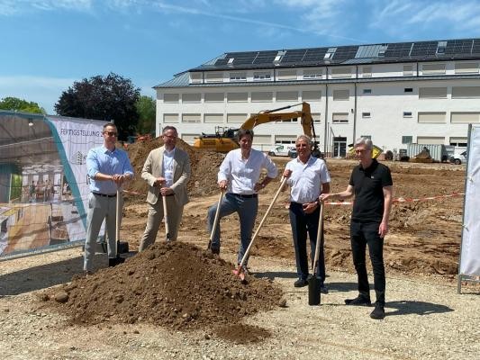 Auf dem hip wurde der erste Spatenstich für das Projekt Proxy gesetzt. (Foto: Stadt Heidelberg) Fünf Männer stehen vor einem kleinen Erdhügel und stützen sich auf Spaten.