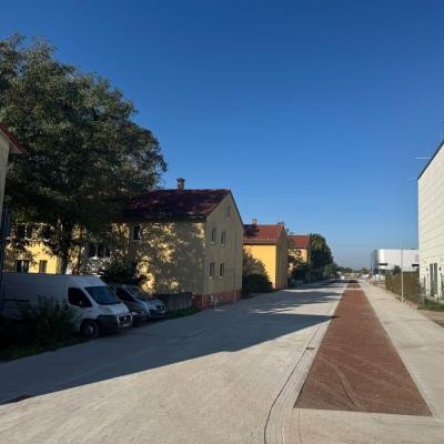 Der Margot-Becke-Ring Süd (ehemals Mörgelgewann) ist nach knapp zweijähriger Bauzeit ab Donnerstag, 9. Oktober, wieder geöffnet. Mit dem Auto führt der Weg nach einem Rechtsabbiegen auf den hip und weiter zur Speyerer Straße. Zu Fuß und mit dem Rad geht es geradeaus zur Speyerer Straße. (Foto: Stadt Heidelberg) Die Asphalt- und Pflasterbelege des Margot-Becke-Ring Süd sind fertig gestellt.