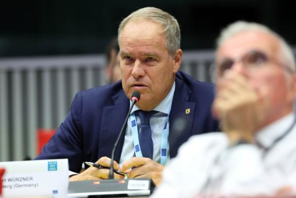 Heidelbergs Oberbürgermeister Eckart Würzner setzte sich beim Dialog des „European Covenant of Mayors“ mit der EU-Kommission für mehr kommunale Mitsprache und einen einfacheren Zugang zu EU-Fördermitteln ein. (Foto: European Union / Virginie Lefour) Zu sehen ist Oberbürgermeister Würzner, während er in ein Mikrofon spricht.