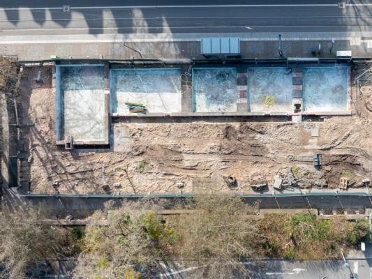 Kurfürsten-Anlage: Blick auf Brunnenanlage und Platzfläche kurz nach dem Beginn der Sanierungsarbeiten im März 2025. (Foto: Christian Buck) Zu sehen ist die Baustelle der Brunnenanlage zu Beginn der Bauarbeiten aus der Vogelperspektiektive.