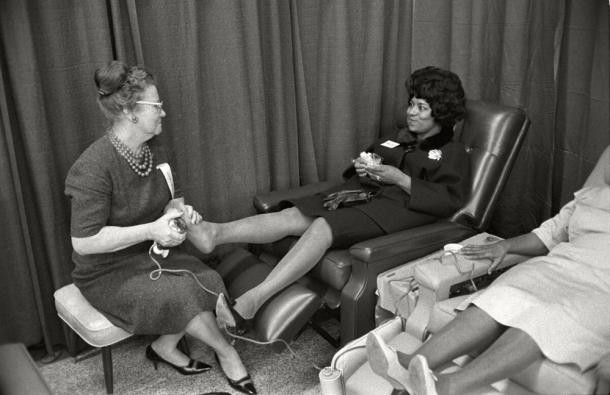 Fußmassage, Atlanta, 1964. © Max Scheler Nachlass, Hamburg Fotografie von Max Scheeler, die eine Fußmassage zeigt.