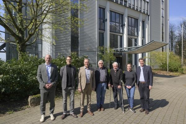 Bei der Vorstellung des Konzeptes zur Entwicklung des Forum 7 („Langer Manfred“) auf dem Emmertsgrund (von links): Projektentwickler Vasco Kienle (Geschäftsführer nereo Development Partners GmbH), Mike Letzgus (Fraunhofer-Institut für Arbeitswirtschaft und Organisation), Oberbürgermeister Eckart Würzner, Peter Libner und Fritz Zernick (Stadtteilverein Emmertsgrund), Marion Perez (Stadtteilmanagement Emmertsgrund) und Erster Bürgermeister Jürgen Odszuck. (Foto: Philipp Rothe) Gruppenfoto mit sieben Personen.