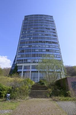 Die Projektentwickler wollen den im Jahr 1992 erbauten, 17 Stockwerke umfassenden Turm („Langer Manfred“) sanieren und um einen neuen Anbau ergänzen. (Foto: Philipp Rothe) Bild von einem Hochhaus.